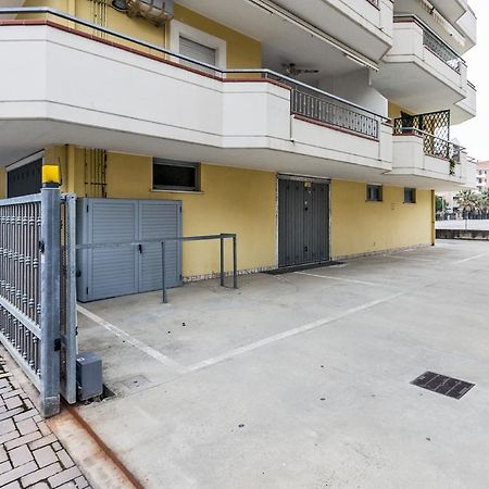 Palazzo Giallo Alba Adriatica Zewnętrze zdjęcie