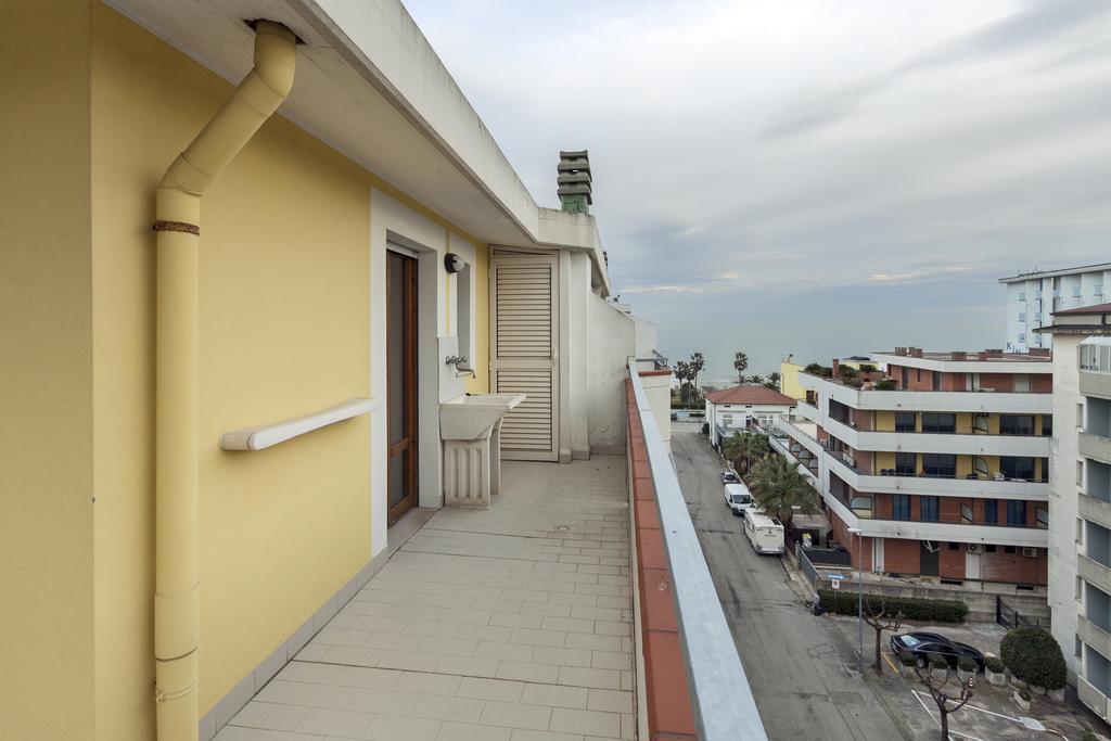 Palazzo Giallo Alba Adriatica Zewnętrze zdjęcie